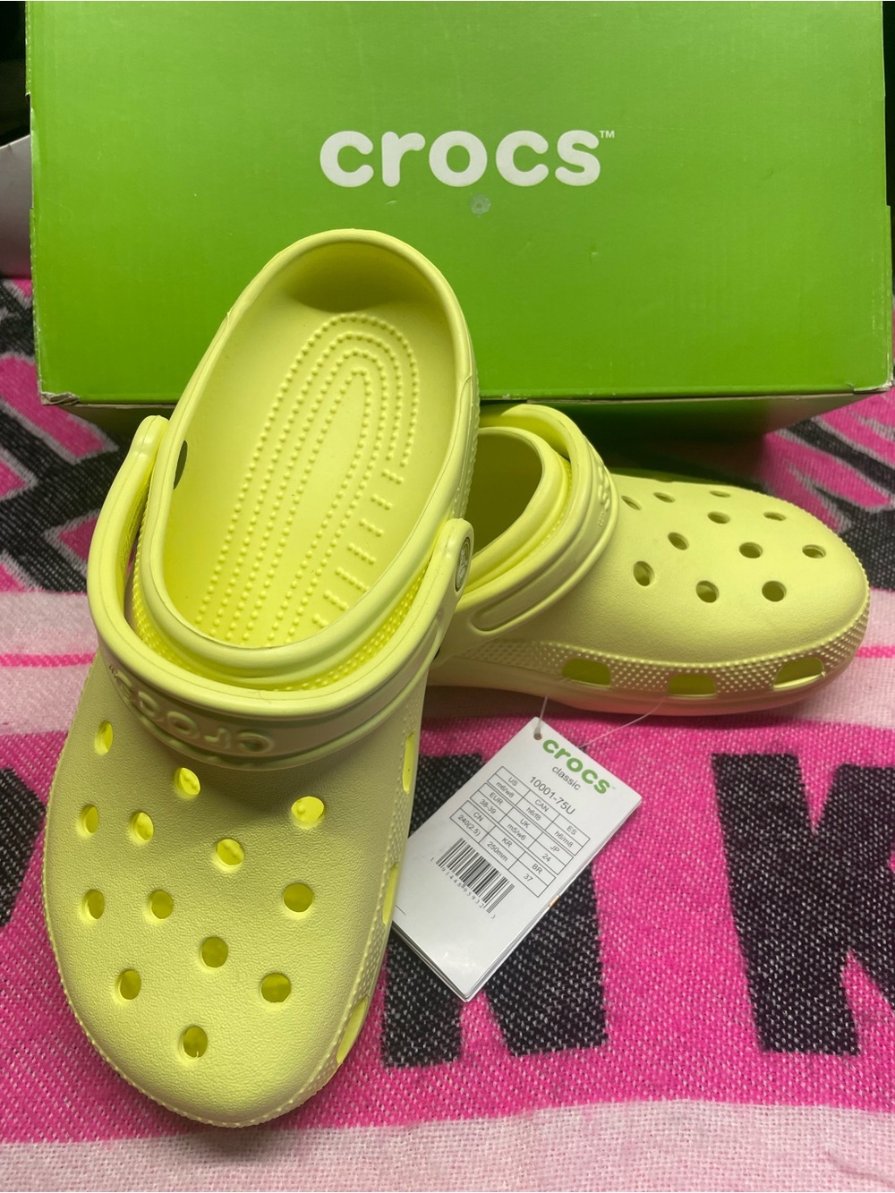 Crocs ,  unisex mens size 6 or w, 8 Classic Clogs in Sulfur